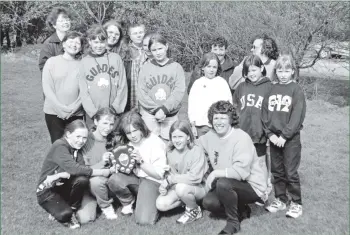  ?? 01_B21twe03 ?? Former guide leader and now brownie leader Sheena Miller presented a Shiskine team of guides with a trophy for winning a cooking challenge at the Dyemill last Saturday.