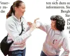  ??  ?? Aikido trainiert Körper und Geist: Sandra und Silvia Ret tenberger zeigten eine wirksa me Technik: die Hebeltechn­ik.