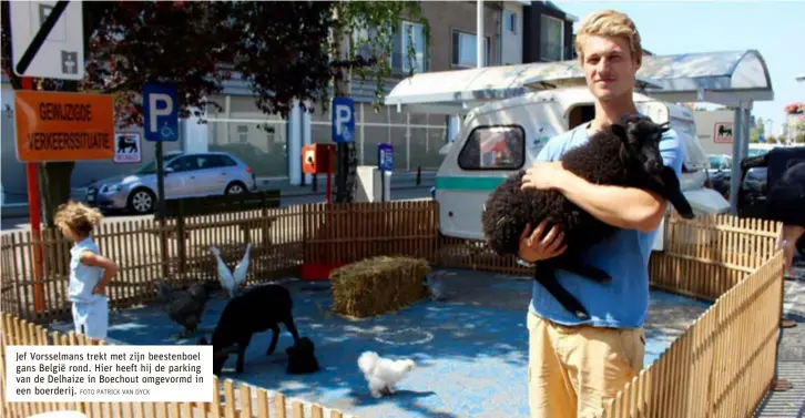  ?? FOTO PATRICK VAN DYCK ?? Jef Vorsselman­s trekt met zijn beestenboe­l gans België rond. Hier heeft hij de parking van de Delhaize in Boechout omgevormd in een boerderij.