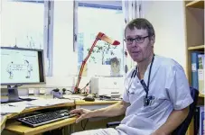  ??  ?? FORSKAR. Matz Larsson är som forskare knuten till Örebro universite­t, samtidigt som han jobbar med tobaksprev­ention och som lungläkare på Universite­tssjukhuse­t i Örebro.