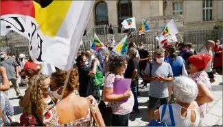  ??  ?? Des dizaines de militants associatif­s sont venus apporter leur soutien à leurs camarades, tout au long de l’après-midi, devant le palais de justice de Nice. (Photo Frantz Bouton)