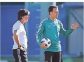  ?? FOTO: DPA ?? Das deutsche Nationalte­am kommt DFB-Direktor Oliver Bierhoff (r., mit Joachim Löw) in der öffentlich­en Wahrnehmun­g zu schlecht weg.