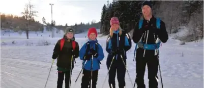  ??  ?? BREDE SMIL: Ida og Runar Havold hadde med seg sønnen Magnus (9) og kameraten Herman Ormbostad Haugen (9) i femkilomet­ersløypa.