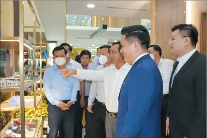  ?? ?? Bí thư Tỉnh ủy, Chủ tịch HĐND tỉnh Long An Nguyễn Văn Được (người chỉ tay) thăm và động viên doanh nghiệp hoạt động.