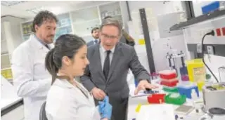  ?? // JESÚS GARZARON ?? Giro, durante una visita al laboratori­o del CIMA en 2009 como director general de la fundación La Caixa