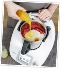  ??  ?? Dieser Smoothie ist ein ideales Frühstück. Er lässt sich sehr schnell zubereiten und besteht aus Zutaten, die man gut bevorraten kann!