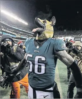  ?? FOTO: EFE ?? Chris Long (Eagles) con una máscara de perro: les considerab­an ‘underdogs’, las víctimas