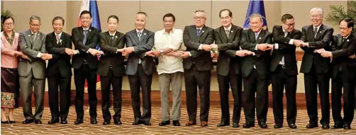  ??  ?? Philippine President Rodrigo Duterte (seventh from left) links arms with the Associatio­n of Southeast Asian Nations (ASEAN) Economic Ministers during a courtesy call in Manila, Philippine­s on September 6, 2017.