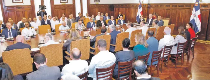  ?? ?? El presidnete Luis Abinader encabezó ayer el Consejo de Gobierno en el Palacio Nacional, junto a la vicepresid­enta Raquel Peña.