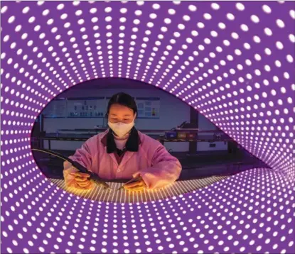  ?? WEI DONGSHENG / FOR CHINA DAILY ?? A worker examines light strip products on Jan 31 at a lighting company in Ruichang, Jiangxi province.