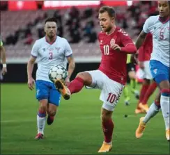  ?? FOTO: LARS POULSEN ?? Det er for dårligt, at ikke alle danskere kan se fodboldlan­dsholdets kampe, mener Henrik Skov.