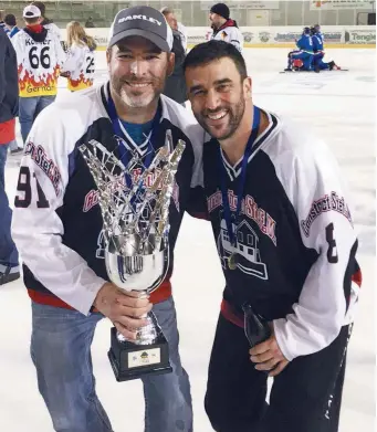  ??  ?? Jeff Plourde et Hubert Blanchard posent avec le trophée des Championna­ts de ballon sur glace de l’Europe dans la catégorie mixte. - Gracieuset­é