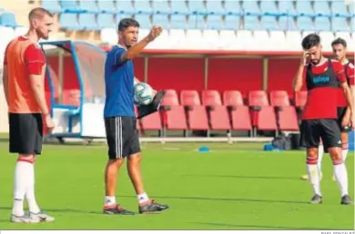  ?? RAFA GONZÁLEZ ?? El nuevo técnico del Almería, Pedro Emmanuel, durante un entrenamie­nto reciente.
