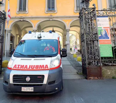  ?? (foto Giorgio Rossi). ?? Situazione critica Da sinistra, un’ambulanza esce dal Pio Albergo Trivulzio