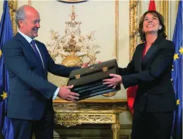  ??  ?? Dolores Delgado entrega la cartera a su sucesor en, Juan Carlos Campo, en enero de 2020