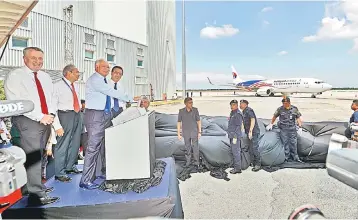  ??  ?? Najib is seen launching the Negara-Ku livery on the Malaysia Airlines’ B737-800 aircraft yesterday. Also present were Transport Minister Datuk Seri Liow Tiong Lai (right), MAB chairman Tan Sri Md Nor Yusof (second left) and Bellew. — Bernama photo