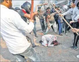  ?? REUTERS ?? Protesters beat up a man during a clash in North-east Delhi on Monday. At several places in Jafrabad and Maujpur, people passing by in autos and bikes were stopped, dragged out and beaten.