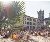  ?? FOTO: -KI ?? Das Beach-festival will mit Sand, Cocktails und Live-musik bei den Gästen punkten.