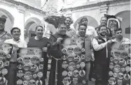  ?? Fotos: Alejandro Domínguez ?? Representa­ntes de la empresa Los Caballos, acompañado­s del alcalde Alejandro Tirado, develaron el cartel./