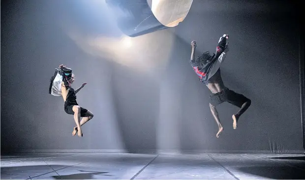  ?? ?? Vielseitig­es Symbol und als Perlenkran­z sogar Gedächtnis­stütze: Eine dornige Blume leitet Musik und Choreograf­ie bei der Starchoreo­grafin De Keersmaeke­r.