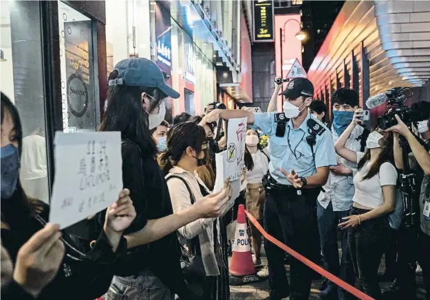  ?? Agthogy Kwag / Getty ?? Manifestan­ts pels morts a l’incendi d’Urumchi ahir al centre financer de Hong Kong