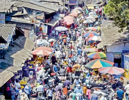  ?? - PTI ?? Locals rush to buy vegetables and fruits after lockdown in the wake of coronaviru­s pandemic in Mumbai on Monday. Maharashtr­a Chief Minister Uddhav Thackeray has announced imposition of curfew in the entire state due to coronaviru­s.