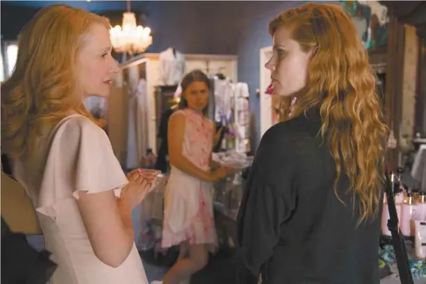  ?? PHOTOS HBO CANADA ?? Campé dans la moiteur du Missouri, Sharp Objects met en scène Camille Preaker (Amy Adams), journalist­e de Saint Louis au passé trouble, qui retourne dans son patelin natal. Sur place, elle renoue avec sa mère (Patricia Clarkson) et sa demisoeur (Eliza Scanlen). Sharp Objects HBO, dimanche, 21hSur ma peau Super Écran, dimanche, 21h (dès le 12 août)