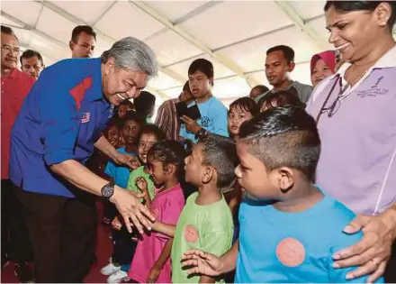  ?? PIC BY EFFENDY RASHID ?? Deputy Prime Minister Datuk Seri Dr Ahmad Zahid Hamidi greeting participan­ts in the Bagan Datuk Preschool Sports Carnival yesterday.