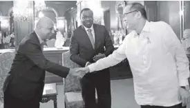  ??  ?? President Aquino greets Arun Mishra, regional director for Asia and the Pacific of the Internatio­nal Civil Aviation Organizati­on Council, during a courtesy call at Malacañang yesterday as ICAOC president Olumuyiwa Benard Aliu looks on.