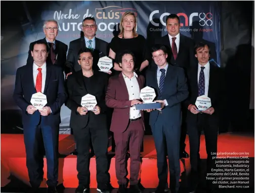  ?? FOTO: CAAR ?? Los galardonad­os con los primeros Premios CAAR, junto a la consejero de Economía, Industria y Empleo, Marta Gastón, el presidente del CAAR, Benito Tesier, y el primer presidente del clúster, Juan Manuel Blanchard.