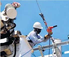  ?? ARCHIVO ?? Un operario de Electricar­ibe ejecuta trabajos de mantenimie­nto a las redes.