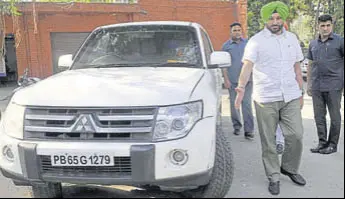  ?? GURMINDER SINGH/HT ?? Member of Parliament from Ludhiana Ravneet Singh Bittu with his official bulletproo­f vehicle in Ludhiana on Thursday..