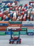  ?? Foto: dpa ?? Viele Container heißt viel Export: Unse rer Wirtschaft geht es gut.