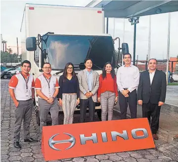  ??  ?? Felicitaci­ones. Fujii Yusuke, representa­nte de Hino Motors Limited, posa junto al staff de Hino El Salvador. El ejecutivo felicitó a Excel por el buen desempeño de la marca en país.