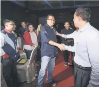  ?? — Gamabr Bernama ?? APA KHABAR?: Ismail Sabri (kiri) beramah mesra dengan para pengamal media.