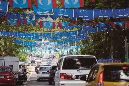 ?? PIC BY ROSDAN WAHID ?? Tomorrow’s vote for millions of Malaysians is ‘the Mother of all Decisions’, because it would potentiall­y affect three generation­s of their families.