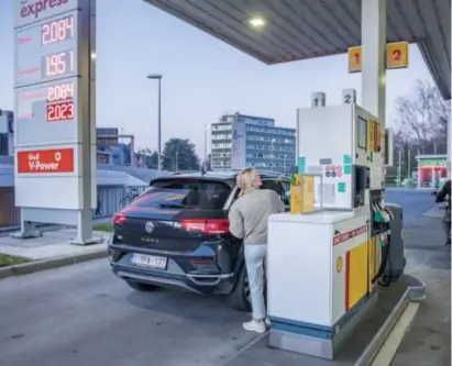  ?? Christophe De Muynck ?? Vandaag stijgt de prijs van diesel opnieuw boven 2 euro.