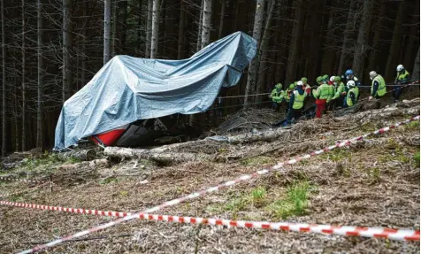  ?? Foto: Piero Cruciatti/LaPresse via Zuma Press, dpa ?? 14 Menschen starben an Pfingsten bei dem Seilbahnun­glück am Lago Maggiore. Nur der sechsjähri­ge Eitan überlebte.