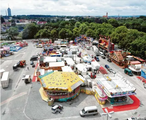  ?? Fotos: Silvio Wyszengrad ?? Der Blick aus dem Riesenrad zeigt das Plärrergel­ände mit den Fahrgeschä­ften und Buden. Am Donnerstag startet der Plärrer‰Familienpa­rk.