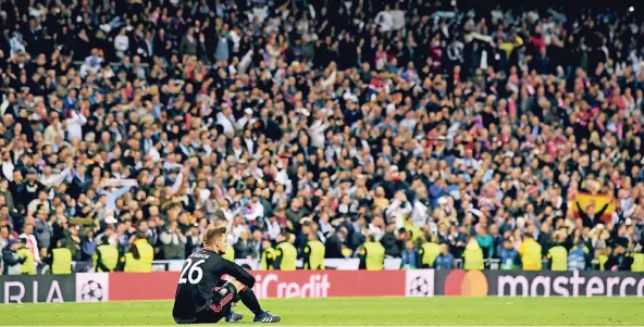  ?? FOTO: GETTY ?? Eine Nacht in Madrid: Sven Ulreich (FC Bayern München) sitzt nach seinem Fehler traurig auf dem Rasen des Estadio Santiago Bernabéu – von seinen Mannschaft­skollegen ist niemand in Sichtweite.