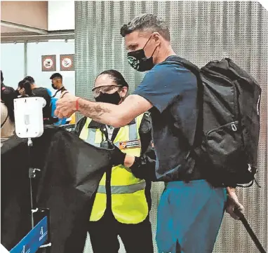  ?? ?? El técnico del
en la terminal aérea de la CDMX, antes de partir a Monterrey..