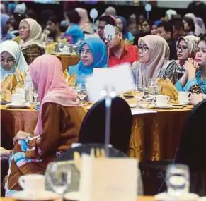  ?? [FOTO MOHD FADLI HAMZAH /BH] ?? sempena Hari Wanita Kebangsaan 2018 di PICC, Putrajaya, baru-baru ini. Gambar kanan sebahagian peserta persidanga­n.