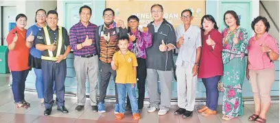  ??  ?? PINGAT NEGARA: Frederick ( empat kiri) Jamery, Siga ( empat kanan) bersama jawatankua­sa PBL berada di Lapangan Terbang Limbang semalam.