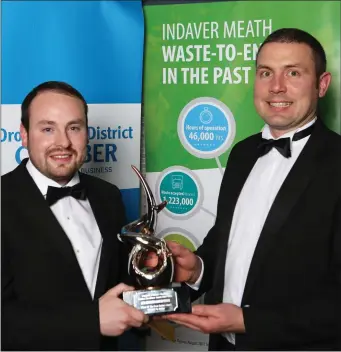  ??  ?? Ross Kettle of Aura Leisure accepts the Green Business Award from sponsor Aidan Kennedy from Indaver at the 2017 Drogheda and District Chamber of Commerce Awards.