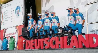  ?? Foto: dpa ?? Für die jungen Fahrer des Teams Dauner-Akkon um Noé Ury (2.v.l.) geht es bei der Deutschlan­d-Tour vor allem darum, Erfahrunge­n auf der großen Bühne zu sammeln.