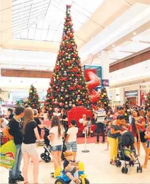  ?? Fotos: Gustavo Carneiro ?? Tarde de domingo no Shopping Catuaí teve corredores cheios de pessoas em busca de presentes, indicando boas vendas para o Natal