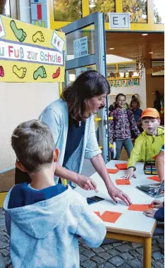  ?? Foto: Philipp Wehrmann ?? Lehrerin Hedwig Gensbaur hat an der Grundschul­e Röfingen ein Projekt initiiert, bei dem Schüler dafür belohnt werden, zu Fuß zu kommen.