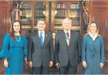  ??  ?? El presidente Andrés Manuel López Obrador (tercero de izq. a der) y su esposa Beatriz, con el mandatario hondureño Juan Orlando Hernández y su esposa.