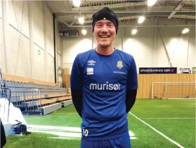  ?? FOTO: PRIVAT ?? Stian Fredriksen (29) fra Arendal før en trening med Jervs gatelag i fotball.