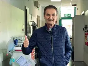  ??  ?? Il sorriso Claudio Massai,
68 anni, ex venditore di autoricamb­i di Aosta, mostra il pollice lasciando l’ospedale: a causa del Covid-19 è stato a lungo in coma, intubato